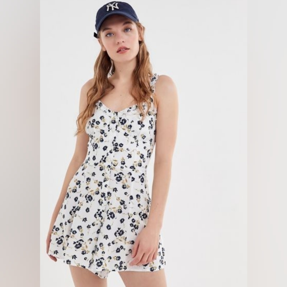 URBAN Outfitters floral romper L